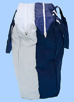 静電気帯電防止クリーンルーム用バッグ鞄（かばん）のファスナー構造を示す写真です。クリーンルーム用作業服やシューズ靴を入れる袋として使用できます。