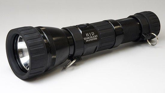 クリーンルーム内の付着した粉塵やホコリをライトで照らします。ハンディのHIDライトです。紫外線UVブラックライト クリーンルーム用HIDパーティクルライト・UVブラックライトです。付着した埃ホコリを照らし出します。