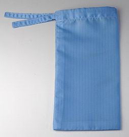 クリーンルーム用ウエア・作業服と同じ生地で作った巾着袋バッグは、ひもが付いた袋で紐を引くと袋の口が締まり、閉じます。