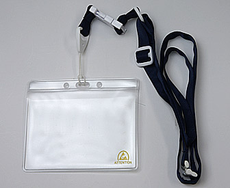 クリーンルーム用静電気対策・帯電防止のネームカードケースは、引っかかると首から外れる安全な首掛け仕様。