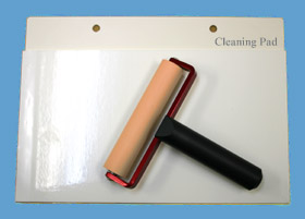 クリーンルーム用ゴムローラーを転がして清掃する転写シートは、ローラーのゴミを接着して除去します。