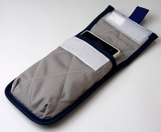クリーンルーム用スマホケースは、腰に装着したり首に掛けることができる、静電気帯電防止の保護カバーです。