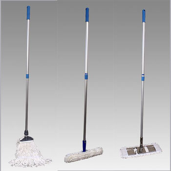 クリーンルーム用モップは、床や天井など壁を掃除したり、水拭きや液体の吸収ができる滅菌可能な掃除道具です。