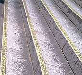 公園の石の階段に防滑塗料を塗りましたが、８年経っても剥がれていません。耐久性に非常に優れています。