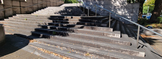 石の階段が雨天時に滑るため、すべり止め塗料を塗りました。雨に濡れてもすべらず、段差もはっきり確認出来るため、歩行者が安全に昇降できるようになりました。
