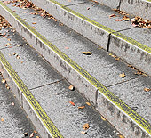 市営公園の石階段に塗ったすべり止め塗料です。雨の日のスリップ事故がなくなりました。１５年経過しましたが剥がれていません。驚異的な耐久性がある防滑塗料です。