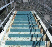 外部のメンテナンス用鉄階段に防滑塗料を塗って、滑り止め塗装を行いました。簡単に塗れるのに耐久性があり、転倒事故も防止できます。