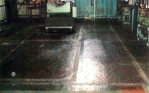 コンクリート床面にすべり止め施工を施す前の写真です。鉄板（縞鋼板）・コンクリート・木材・タイルなどのすべり止めペンキ塗料です。工場の鉄階段への滑り止め施工です。フォークリフト・自動車・ダンプトラック・自転車・歩行者の滑り止め/スリップ防止に。